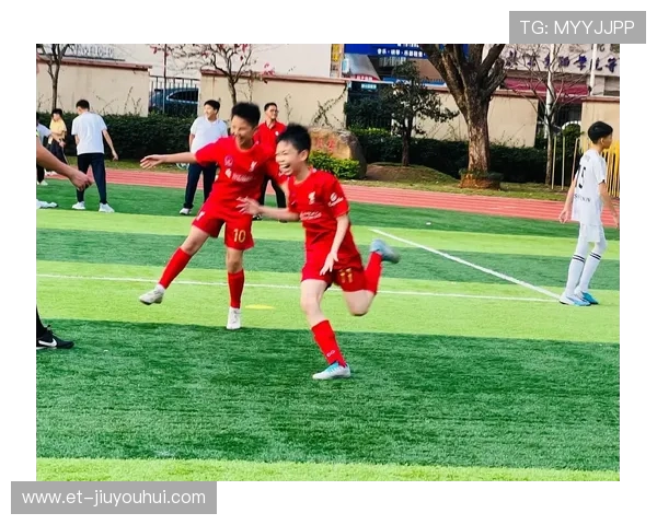 孩子踢足球不慎踢到家长时如何妥善处理并进行有效引导教育沟通方