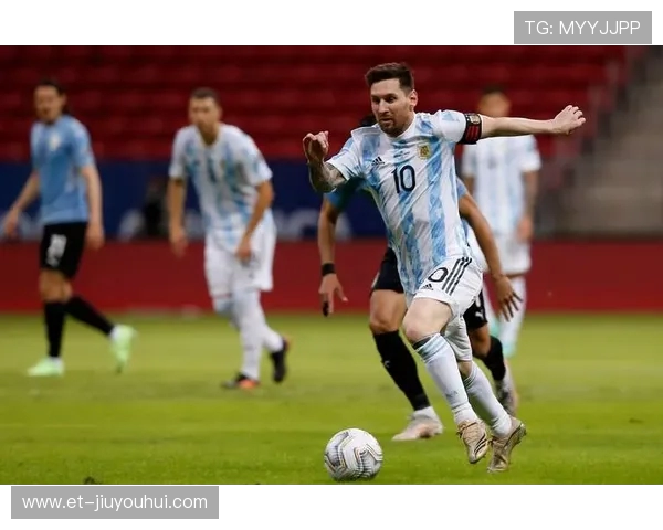 足球名人风采：从贝利到梅西的传奇历程与影响力解析